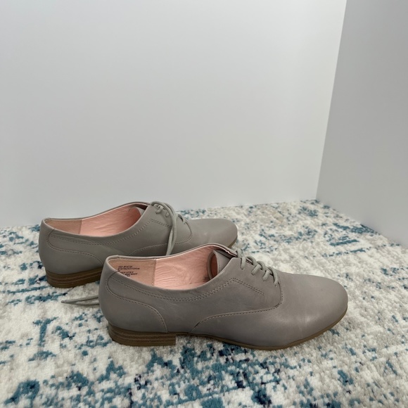 White Mountain Light Grey Leather Oxfords Size 6 - Picture 9 of 16